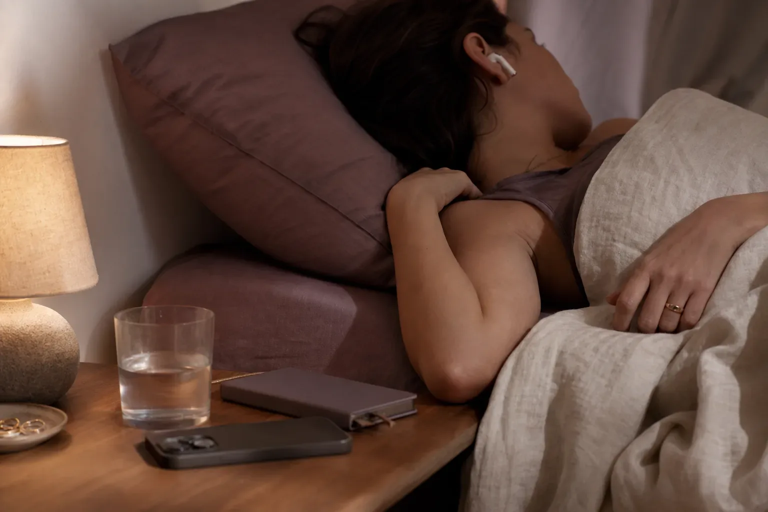 Donna che ascolta in silenzio a letto prima di dormire